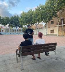L'educador de carrer amb dos joves a la plaça de Pau Casals