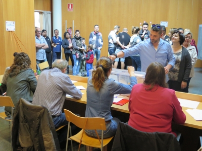 cua de votants a la biblioteca